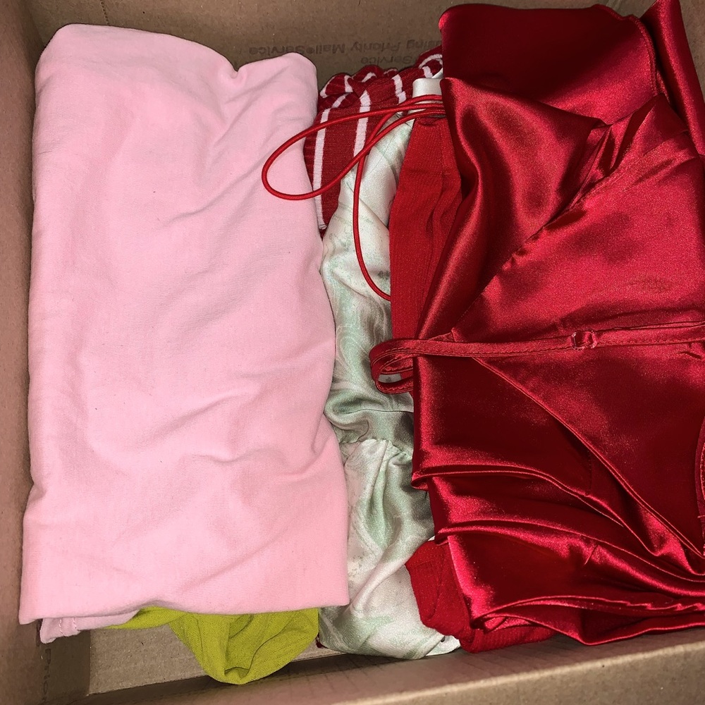 ⁉️NOT SO MYSTERY BOX #2⁉️ 7 Size Small items of clothing & 4 accessories - Picture 2 of 2